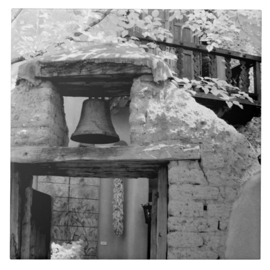 Ruwe adobe bel in entree, Santa Fe, New Tegeltje (Voorkant)