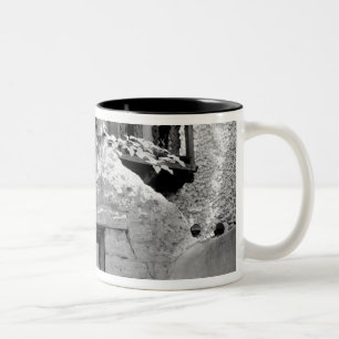 Ruwe adobe bel in entree, Santa Fe, New Tweekleurige Koffiemok