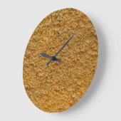 Ruwe beton gele bouwmuur zonder cijfers grote klok (Hoek)