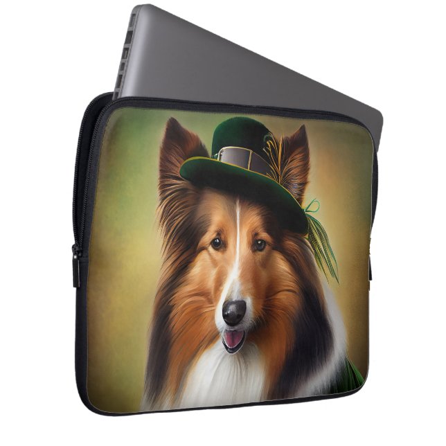 Ruwe Collie Dog in St. Patrick's Day Dress Laptop Sleeve (Voorkant Rechts)