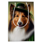 Ruwe Collie Dog in St. Patrick's Day Dress Medium Cadeauzakje (Voorkant)