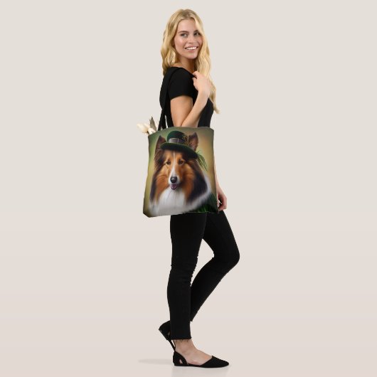 Ruwe Collie-hond in St. Patrick's Day-jurk Tote Bag (Op model)