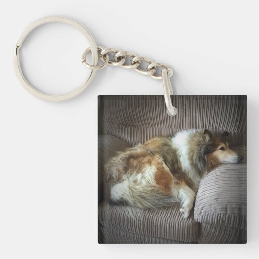 Ruwe collie op een stoel sleutelhanger (Voorkant)