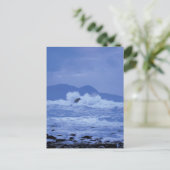 ruwe zeeen die tegen een rotsachtige kust botsen briefkaart (Staand voorkant)