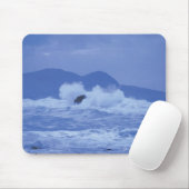 ruwe zeeen die tegen een rotsachtige kust botsen muismat (Met muis)