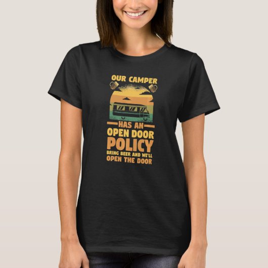 RV Camping Our Camper heeft een open deur-beleidsk T-shirt (Voorkant)