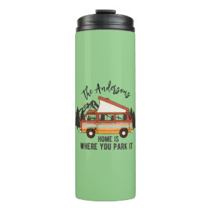 RV Camping Trailer Home is waar u het parkeren Thermosbeker