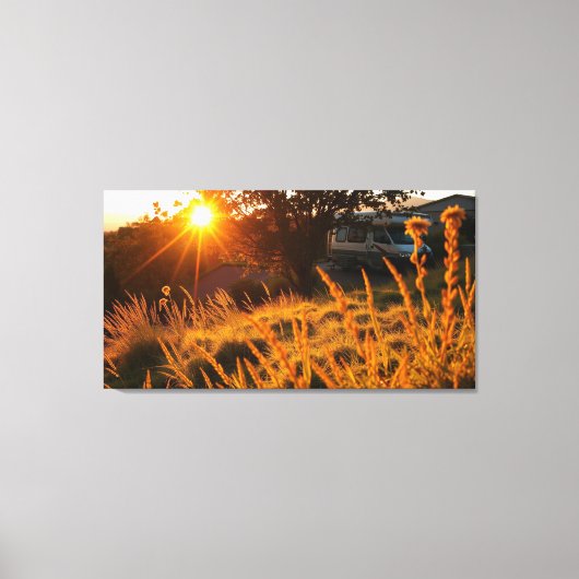 RV in een veld Canvas Afdruk (Voorkant)