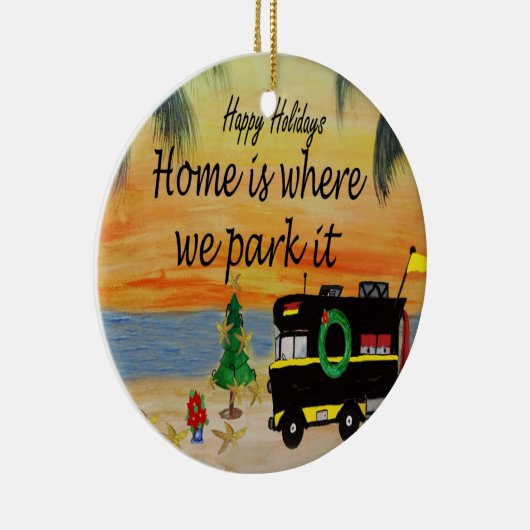 RV-retro-camper bij de strandkerstversiering Keramisch Ornament (Rechts)