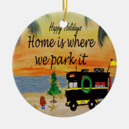 RV-retro-camper bij de strandkerstversiering Keramisch Ornament