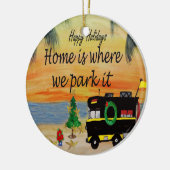 RV-retro-camper bij de strandkerstversiering Keramisch Ornament (Links)
