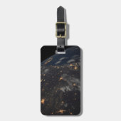 's Avonds licht de stad op de planeet aarde Bagagelabel (Voorkant verticaal)