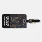 's Avonds licht de stad op de planeet aarde Bagagelabel (Voorkant horizontaal)