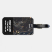 's Avonds licht de stad op de planeet aarde Bagagelabel (Achterkant horizontaal)