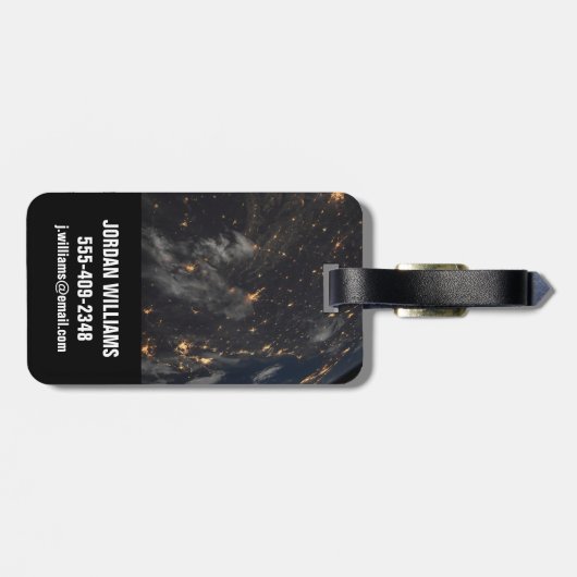 's Avonds licht de stad op de planeet aarde Bagagelabel (Achterkant horizontaal)