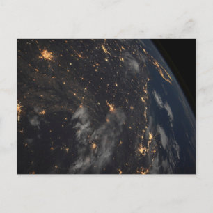 's Avonds licht de stad op de planeet aarde Briefkaart