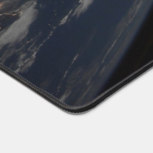 's Avonds licht de stad op de planeet aarde Bureaumat (Hoek)