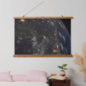 's Avonds licht de stad op de planeet aarde Hangend Wandkleed (Slaapkamer)