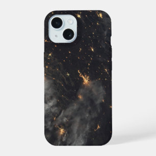 's Avonds licht de stad op de planeet aarde iPhone 15 Case