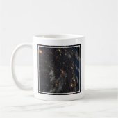 's Avonds licht de stad op de planeet aarde Koffiemok (Links)