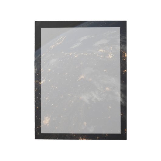 's Avonds licht de stad op de planeet aarde Notitieblok (Linkerzijde)