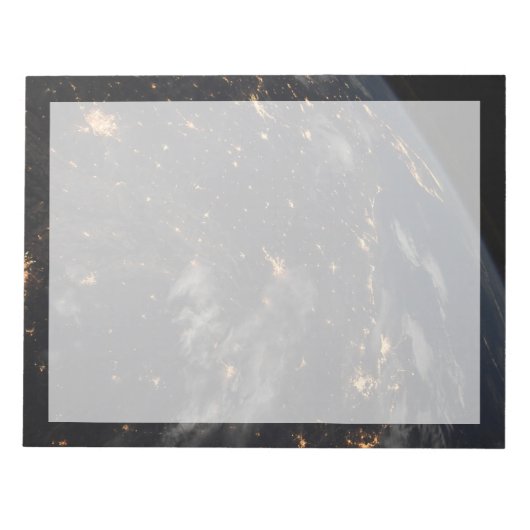 's Avonds licht de stad op de planeet aarde Notitieblok (Voorkant)