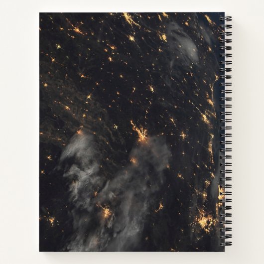 's Avonds licht de stad op de planeet aarde Notitieboek (Achterkant)