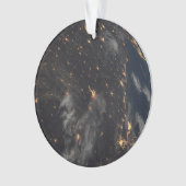 's Avonds licht de stad op de planeet aarde Ornament (voorkant)