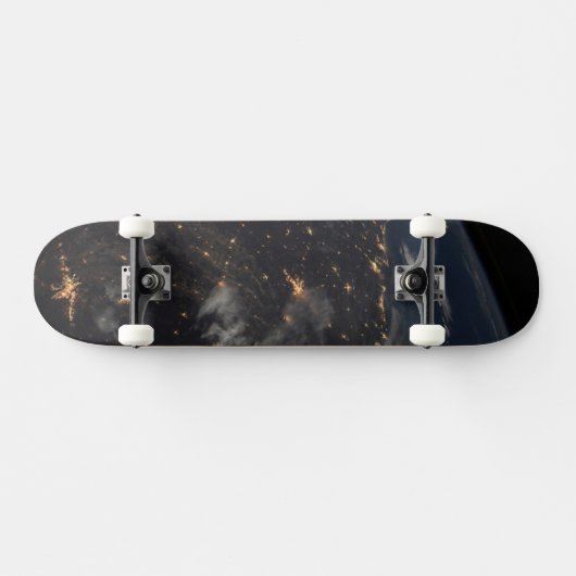 's Avonds licht de stad op de planeet aarde Persoonlijk Skateboard (Horizontaal)