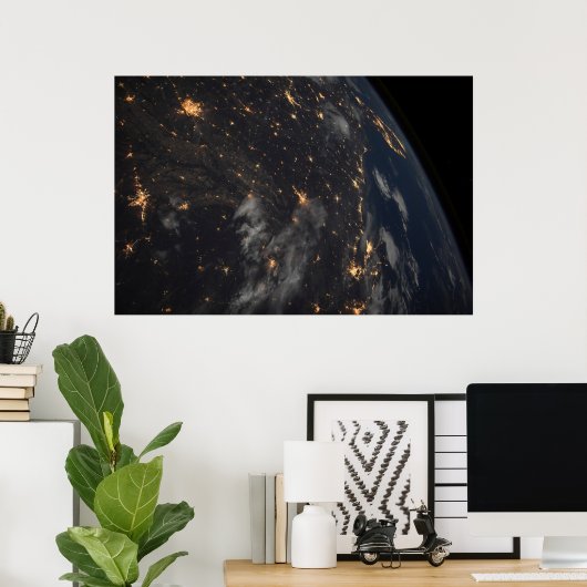 's Avonds licht de stad op de planeet aarde Poster (Thuiskantoor)