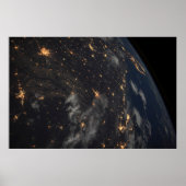 's Avonds licht de stad op de planeet aarde Poster (Voorkant)