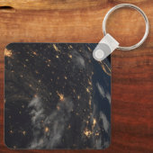 's Avonds licht de stad op de planeet aarde Sleutelhanger (Achterkant)