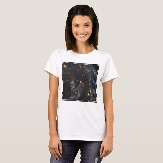 's Avonds licht de stad op de planeet aarde T-shirt (Voorkant volledig)