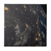 's Avonds licht de stad op de planeet aarde Tegeltje (Voorkant)