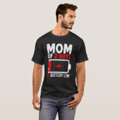 S Moeder van 2 Jongens 2 Batterij Laag Moederdag M T-shirt (Voorkant volledig)