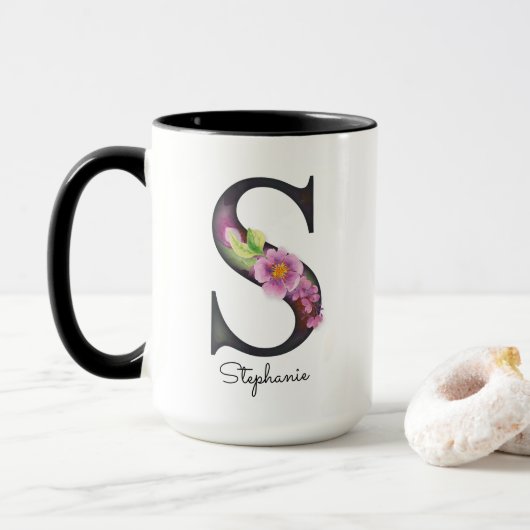 S Monogram Paarse Bloemen Gepersonaliseerde Naam M Mok (Met donut)