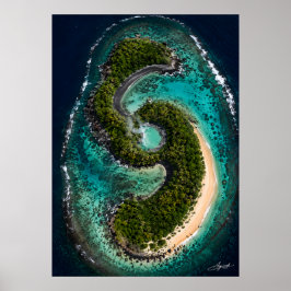 S-vormig eiland met verborgen warmwaterbronlagune poster