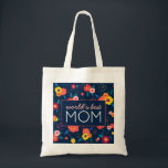 'S Werelds Beste Mam Gift Bloemen Blauw Roze Tote Bag<br><div class="desc">Vertel de moeder in je leven dat ze de beste is met deze moderne bloemenboodschappentas met bloemen en bladeren in blauw,  koraal,  geel en roze en de zin "'s werelds beste moeder". Tekst kan worden aangepast. Perfect voor Moederdag,  verjaardagen en meer. Onderdeel van een collectie van Parcel Studios.</div>