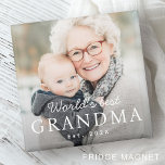 'S Werelds beste oma grootmoeder beste jaarfoto Magneet<br><div class="desc">Koelkastmagneet met uw aangepaste foto en de tekst "World's best oma" met aangepaste jaar of andere tekst hieronder.</div>