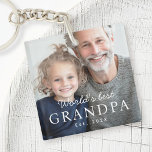 'S Werelds beste opa grootvader beste jaarfoto Sleutelhanger<br><div class="desc">Sleutelhanger met uw aangepaste foto en de tekst "World's best grandpa" met aangepaste jaar of andere tekst hieronder.</div>
