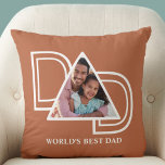 's Werelds beste vader aangepaste foto roest Vader Kussen<br><div class="desc">'s Werelds beste papa fotokussen is versierd met het woord DAD in witte typografie op een terracotta,  roestachtergrond. Gemakkelijk aan te passen met uw foto. Maakt een perfect Vaderdag cadeau.</div>