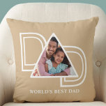 's Werelds beste vader aangepaste foto Vaderdag Kussen<br><div class="desc">'s Werelds beste papa fotokussen is versierd met het woord DAD in witte typografie op een bruine achtergrond. Gemakkelijk aan te passen met uw foto. Maakt een perfect Vaderdag cadeau.</div>