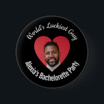 's Werelds gelukkigste Guy Bachelorette Party Pin  Ronde Button 5,7 Cm<br><div class="desc">Vier de liefde en humor van het binnenkort getrouwde stel met onze "World's Lucky Guy" Bachelorette Party Badge Pin! Dit amusante en gepersonaliseerde accessoire is de perfecte aanvulling op elk vrijgezellenfeest,  en voegt een vleugje plezier en speelsheid toe aan de festiviteiten.</div>