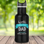 's Werelds grootste vader Blauwgroen banner type c Waterfles<br><div class="desc">"De grootste vader ter wereld." Laat papa weten wat je echt van hem vindt. Tijd voor hem om zijn dorst te lessen na een training met deze koele waterfles met een moderne witte typografie en een blauwgroen turquoise blauwe banner op een marineblauwe achtergrond. Pas met de naam (namen) van zijn...</div>