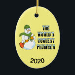 's Werelds koelste Plumber Snowman Keramisch Ornament<br><div class="desc">'s Werelds coolste loodgieterstekst met een sneeuwpop met een plunjer is een grappig cadeautje voor loodgieters tijdens de winterse feestdagen. De datum kan worden gewijzigd.</div>
