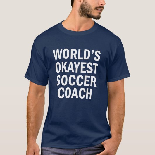 's Werelds Okayest Voetbal coach grappige mannen s T-shirt (Voorkant)