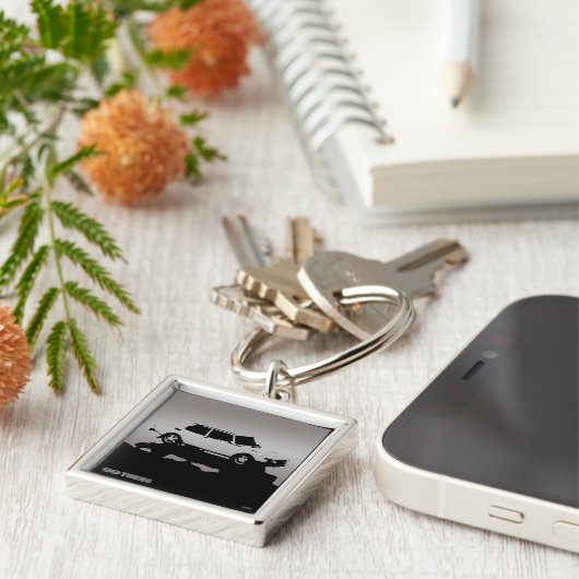 Saab 99 Turbo sleutelhanger - Zilver op donker (Zijkant)