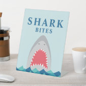 Saaien verjaardagsfeest eten reclamebord met voetstuk (Insitu)