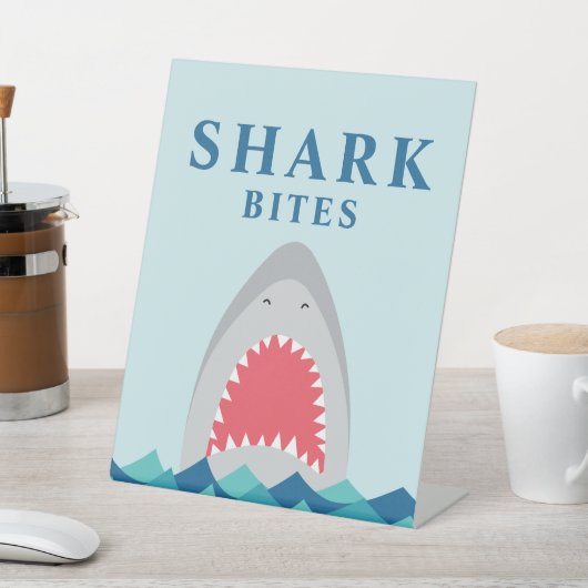 Saaien verjaardagsfeest eten reclamebord met voetstuk (Insitu)