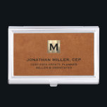 Sable Leather Luxury Gold Initiaal Logo Visitekaarthouder<br><div class="desc">Eenvoudig modern luxe design met geborsteld metallisch gouden logo met persoonlijke naam,  titel,  bedrijfsnaam of aangepaste tekst hieronder in klassieke bloktypografie op een zachtbruine,  getextureerde achtergrond. Personaliseer voor uw eigen gebruik.</div>